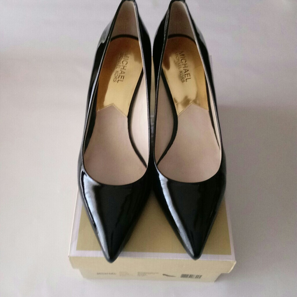 Micheal Kors Black Shiny Patent Kitten Heals Sz 10
